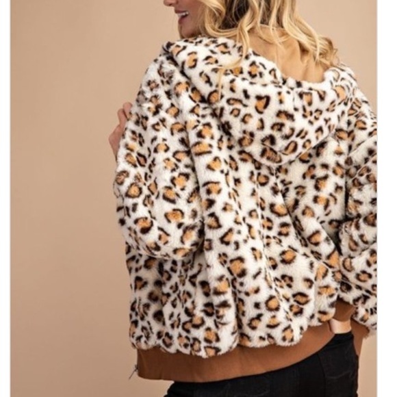 🤍🔥IVORY LEOPARD FAUX FUR BOMBER JACKET - Picture 3 of 5